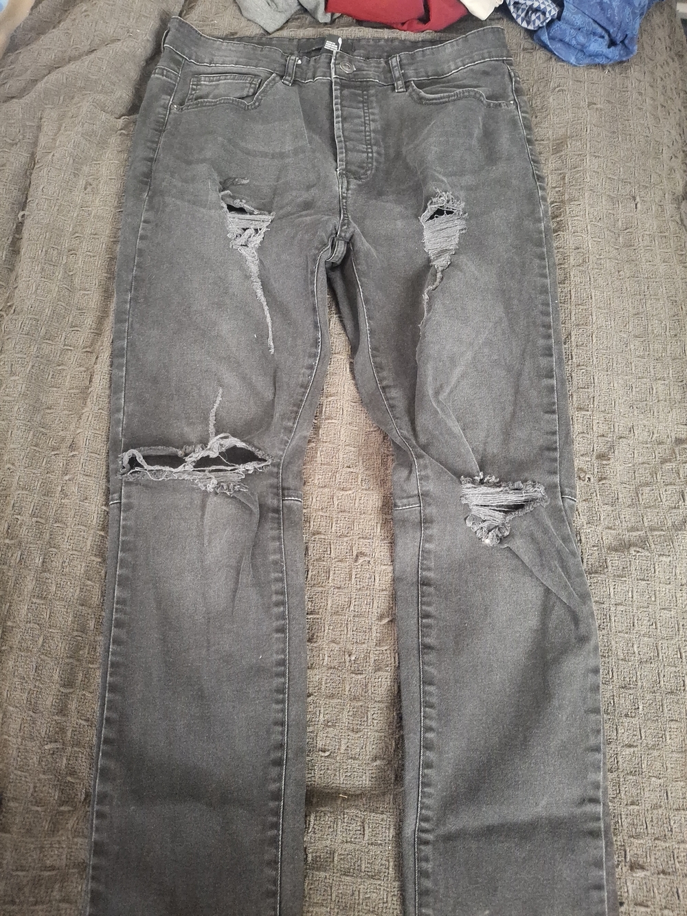 Forever 21 Men’s Slim Straight Distressed Gray Jeans